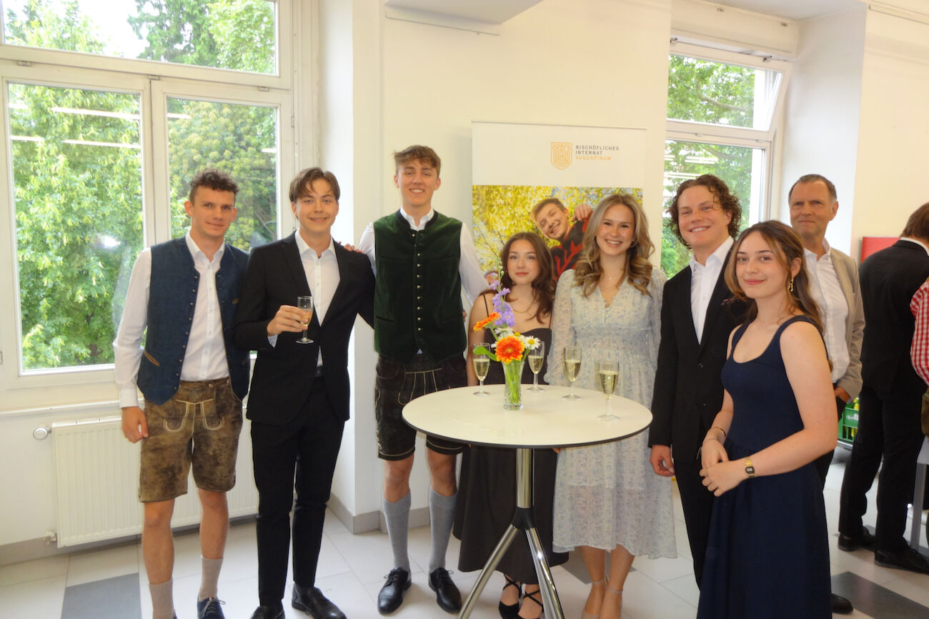 Beim Sektempfang treffen sich unsere Maturant:innen und ihre Familien und stoßen miteinander an.
