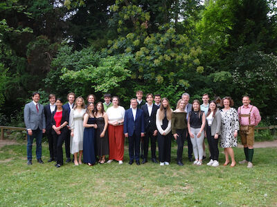 14 Maturant:innen beim Abschlussfoto im Park des Campus Augustinum.
