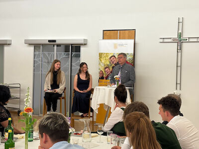 Präfekt Gogg hält die Laudatio auf Mara und Hannah...