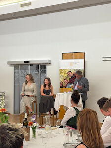 Präfekt Gogg hält die Laudatio auf Katja und Leona...