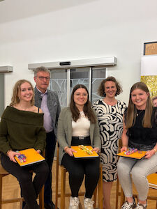 Lara F., Präfekt Gogg, Marie Christin, Frau Schwarzenbacher und Lara T. nach der Übergabe der Abschlussgeschenke.
