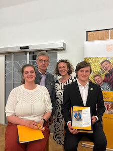 Auch Valerie und Konstantin erhalten nach der Laudatio auf sie beiden ein Geschenk zum Abschluss.
